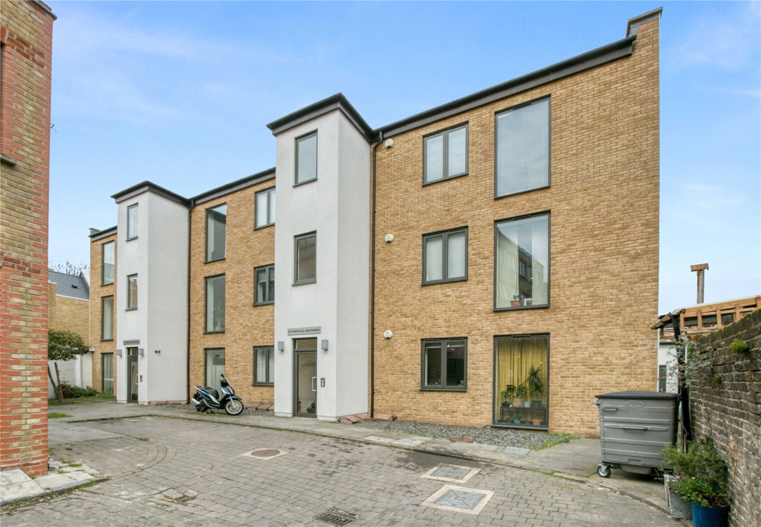 Lawrence Yard, London