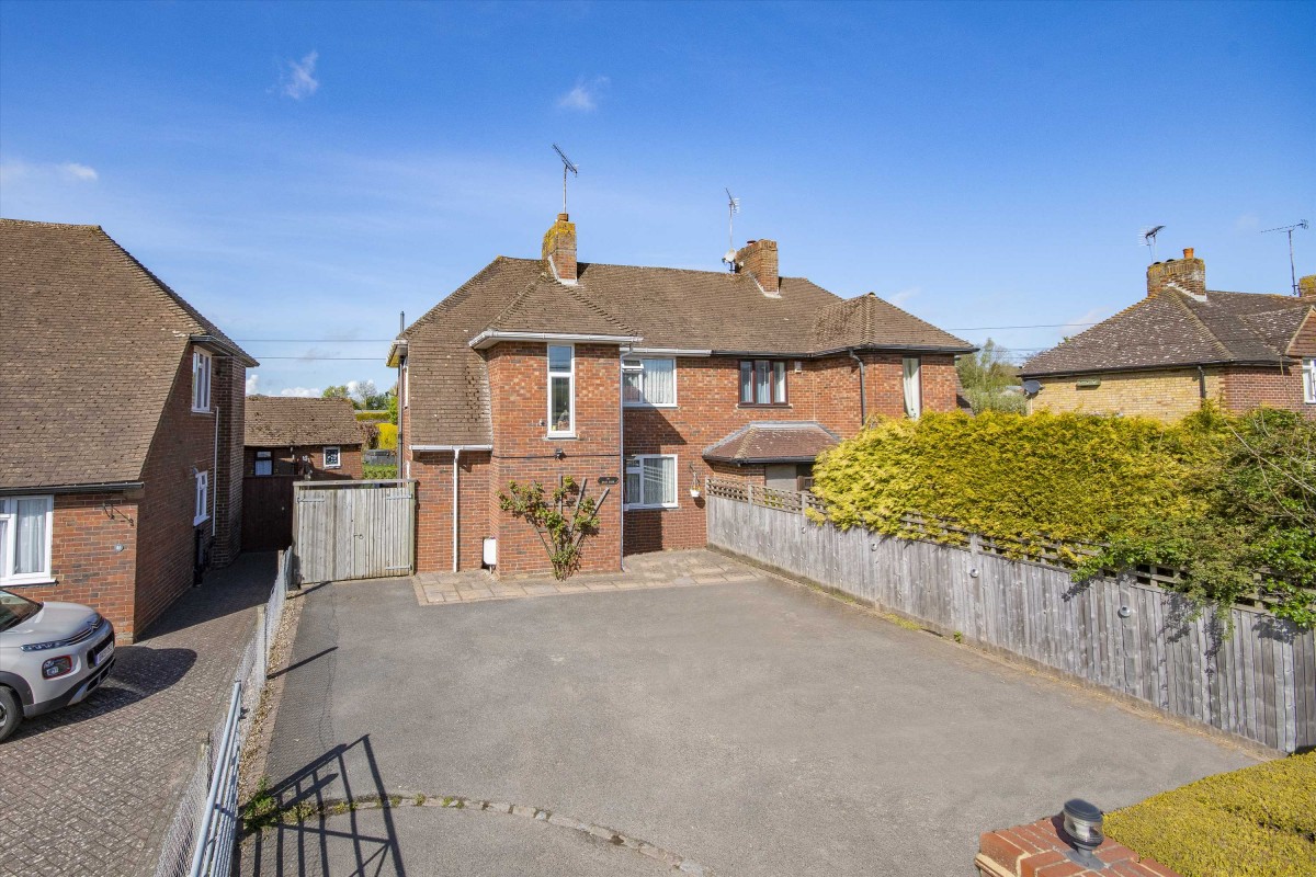 Moat Park, Ashford Road, Charing Saddlers