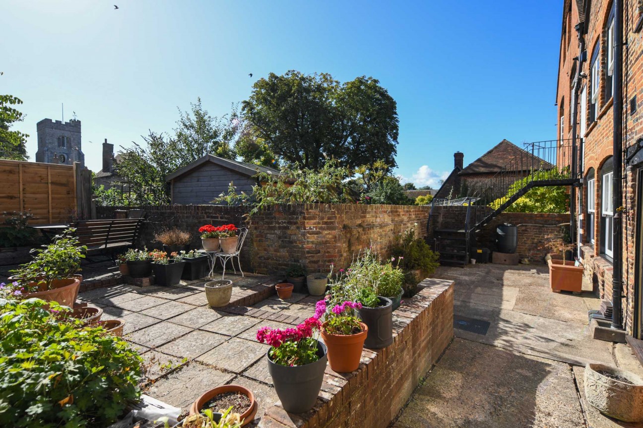 Elizabethan Court, High Street, Charing