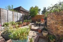 Elizabethan Court, High Street, Charing