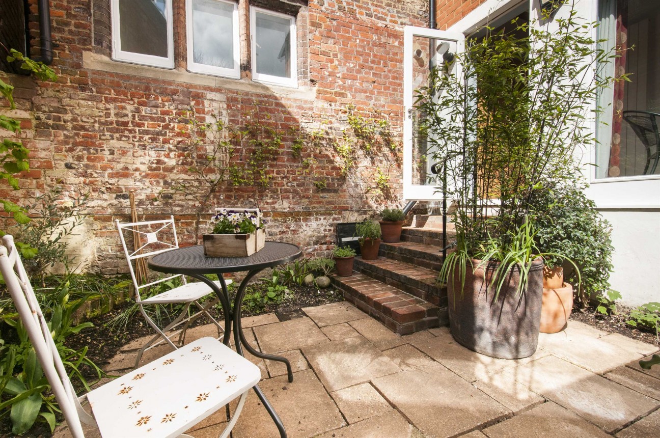 Elizabethan Court, High Street, Charing