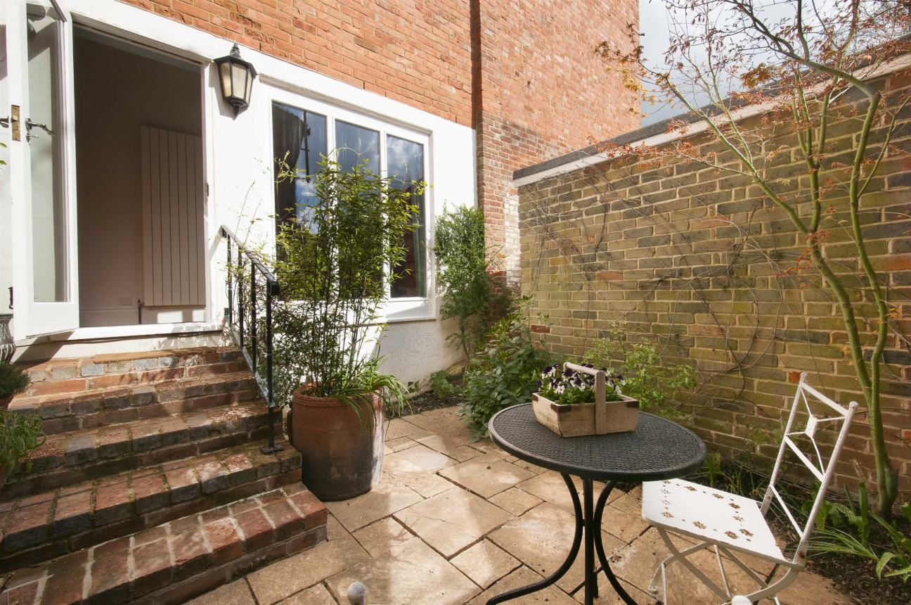 Elizabethan Court, High Street, Charing