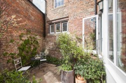 Elizabethan Court, High Street, Charing