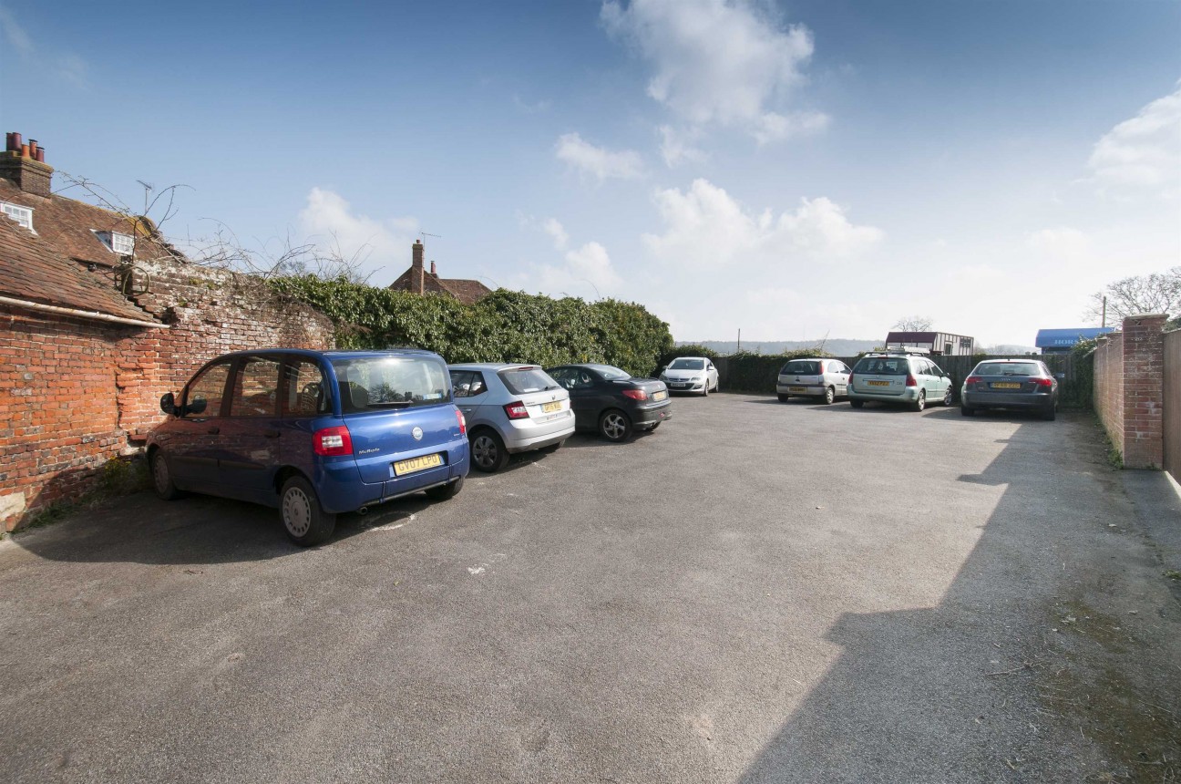 Elizabethan Court, High Street, Charing