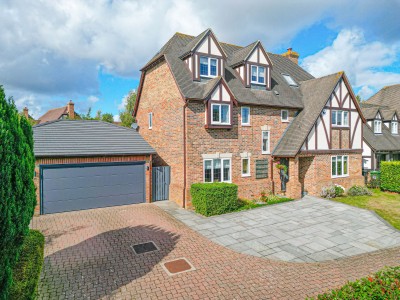 View full details for Willets Rise, Shenley Church End, MK5