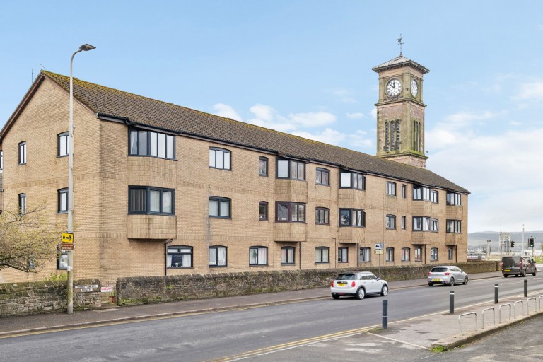 East Clyde Street, Tower Place, G84