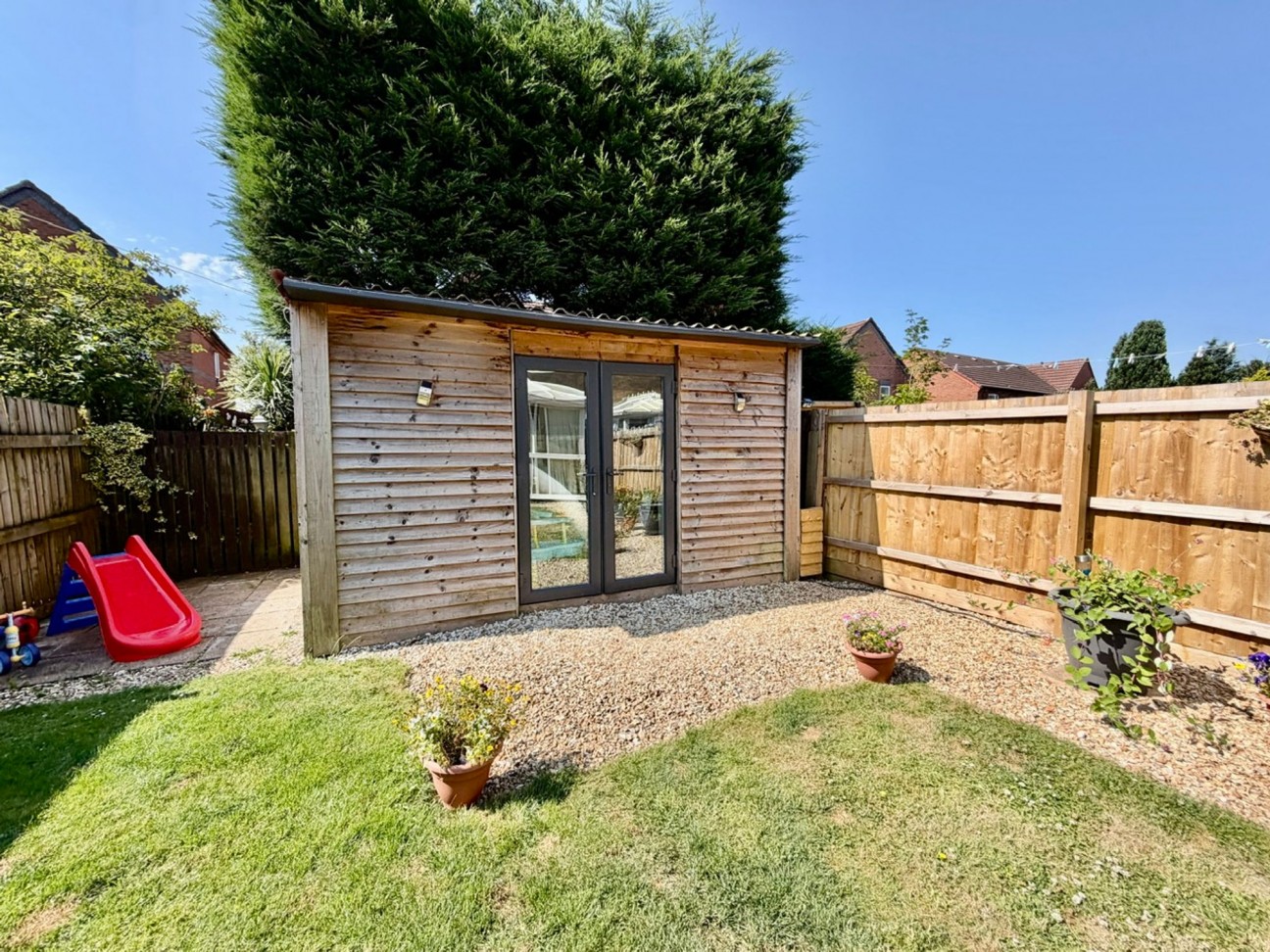 Clos Coed Duon, Blackwood, NP12