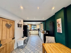 Bryn Siriol, Hengoed, CF82