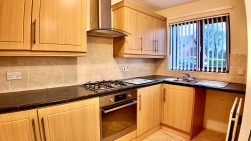 Clos Llyswen, Penpedairheol, CF82