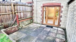 Clos Llyswen, Penpedairheol, CF82