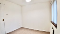 Clos Llyswen, Penpedairheol, CF82