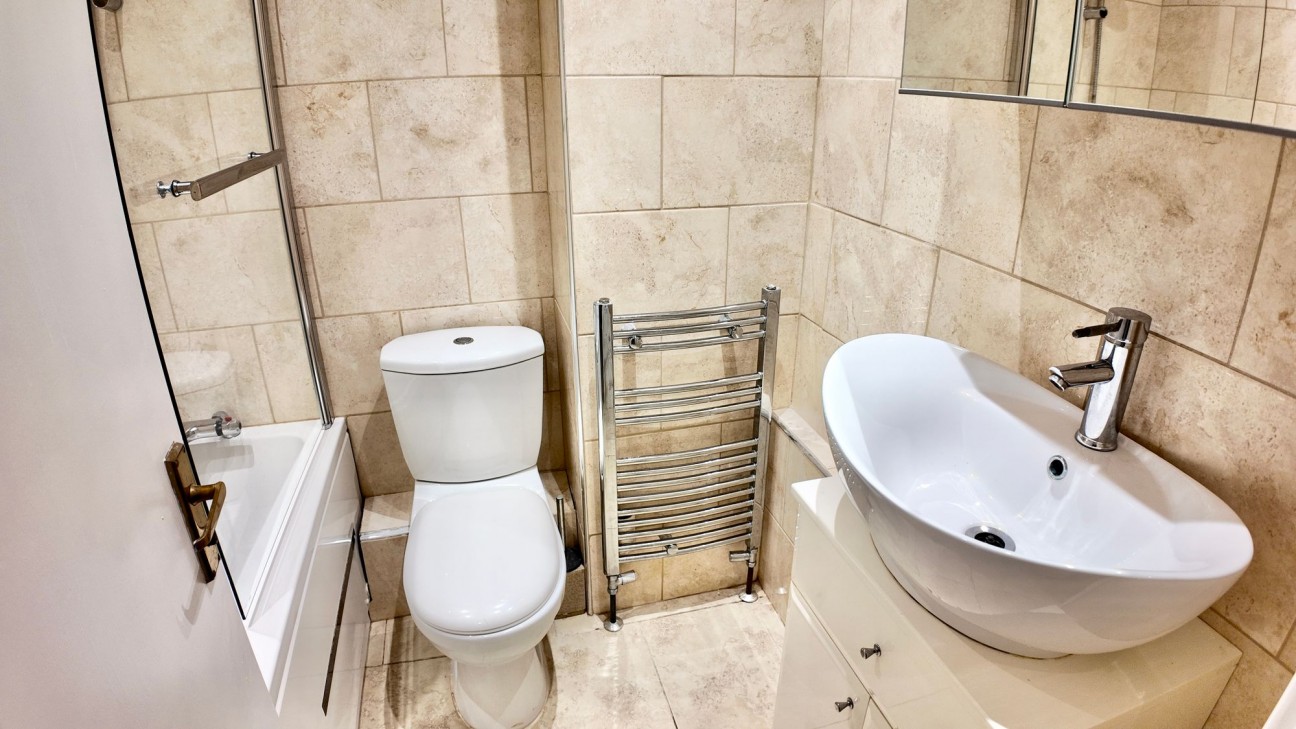 Clos Llyswen, Penpedairheol, CF82