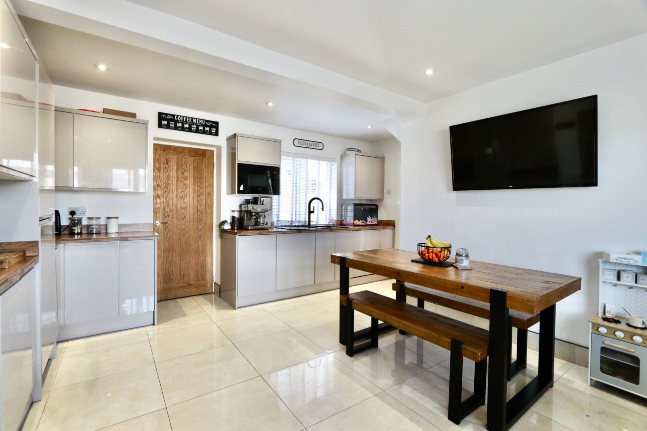 Treowen Road, Newbridge, NP11