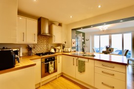 Clos Coed Duon, Blackwood, NP12