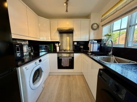 Castell Llwyd, Ystrad Mynach, CF82