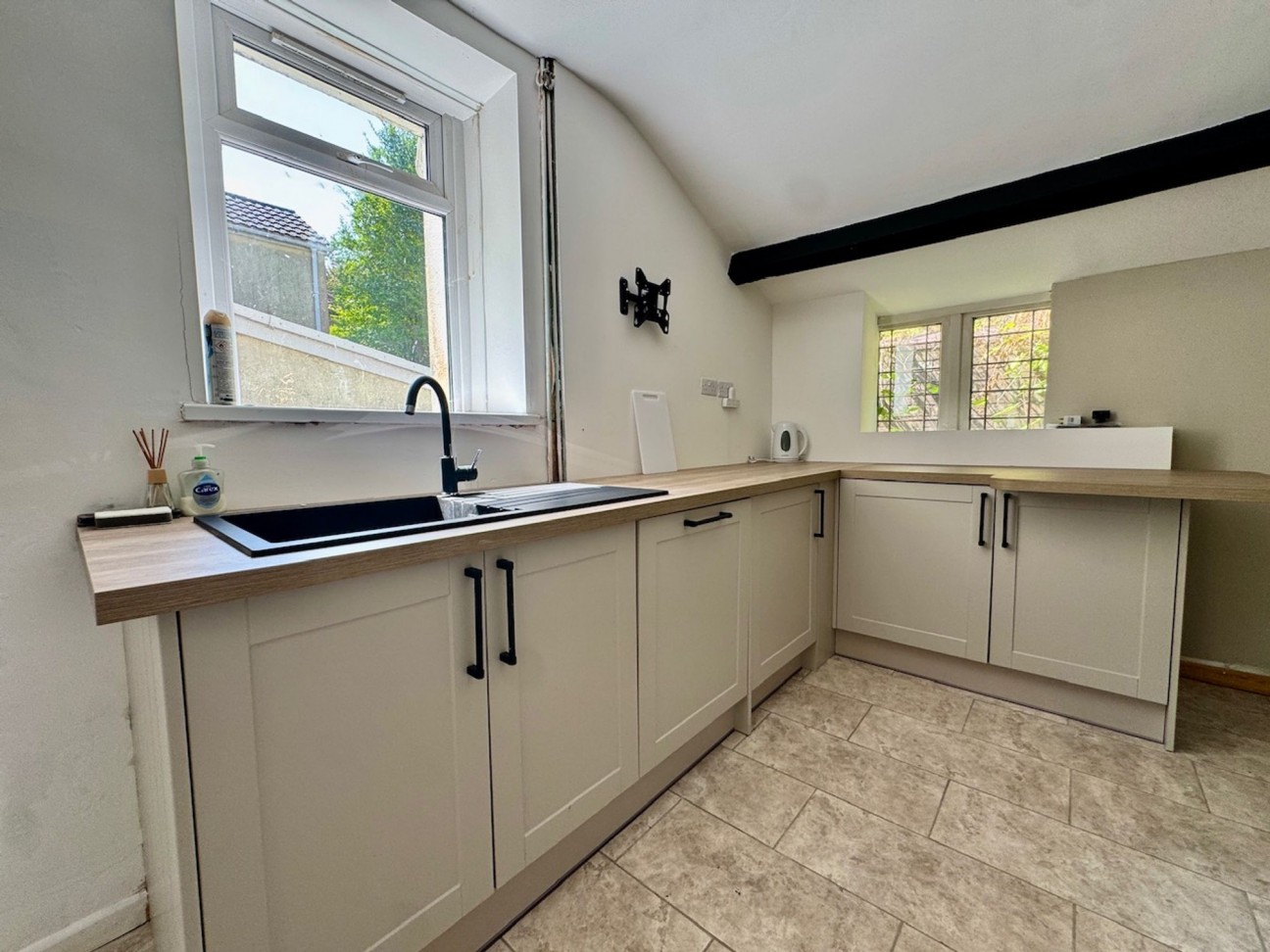 Banalog Terrace, Hollybush, NP12