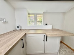 Banalog Terrace, Hollybush, NP12