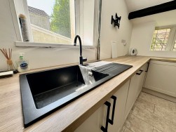 Banalog Terrace, Hollybush, NP12