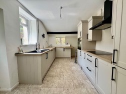 Banalog Terrace, Hollybush, NP12