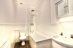 High Street, Fleur De Lis, NP12