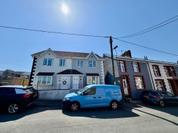 Cwrt Coch Street, Aberbargoed, CF81