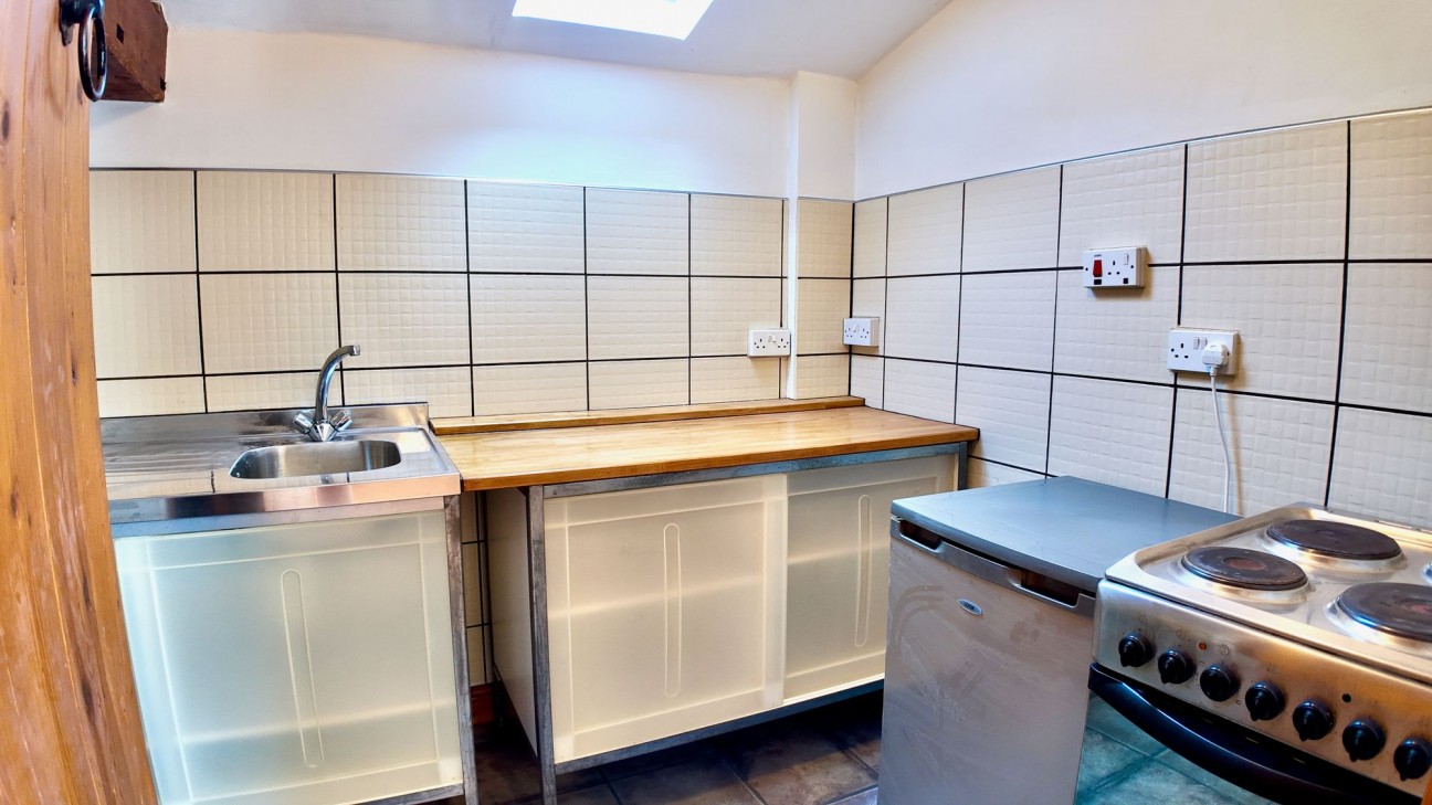 Halls Crossing, Woodfieldside, NP12