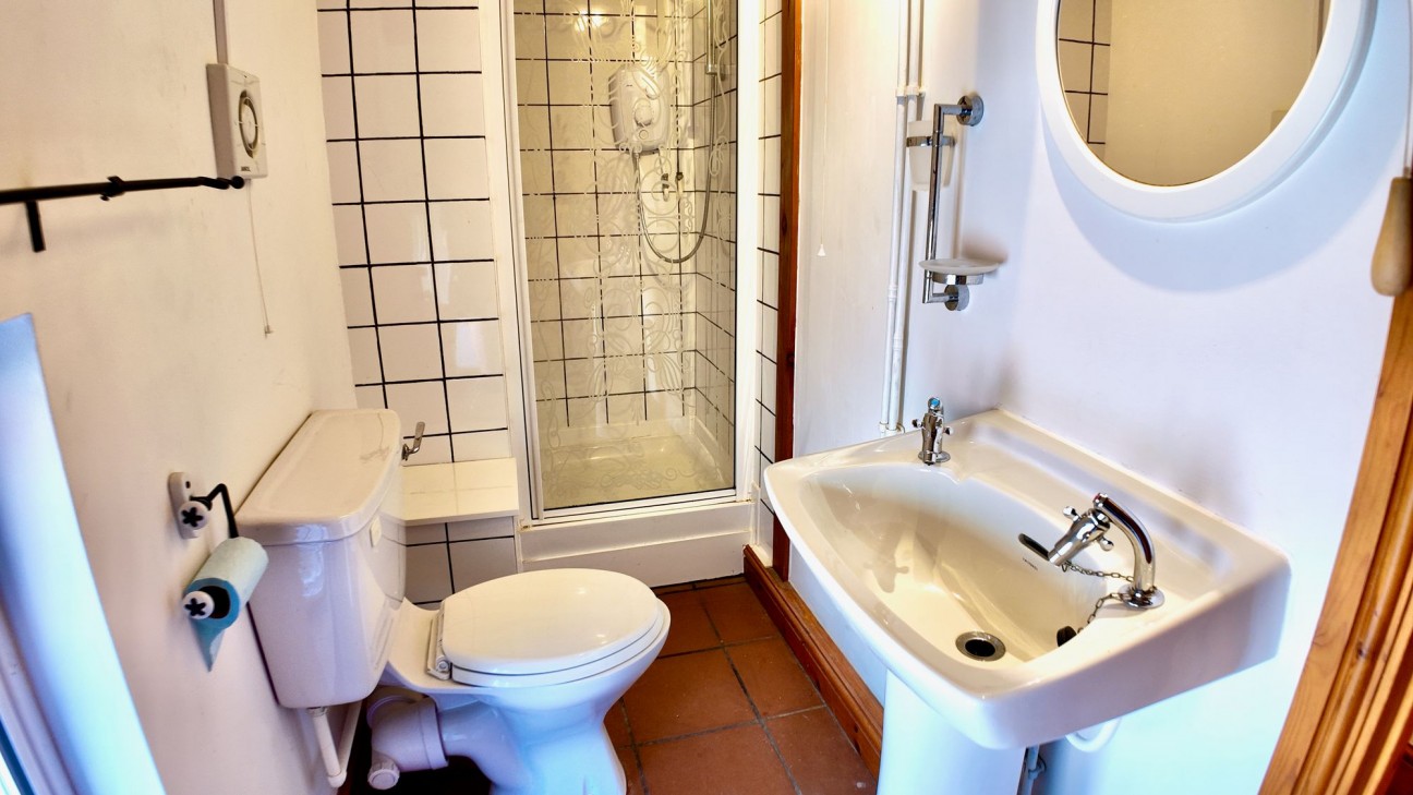 Halls Crossing, Woodfieldside, NP12