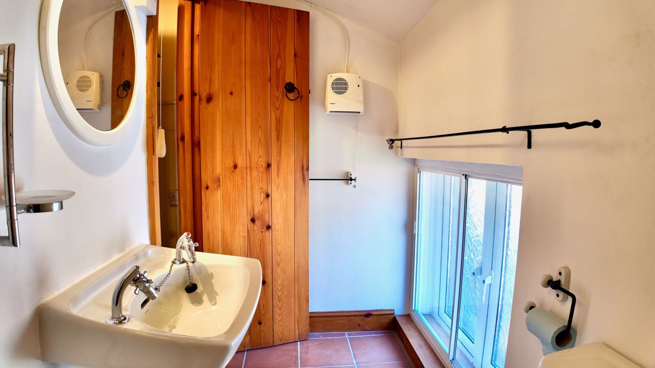 Halls Crossing, Woodfieldside, NP12