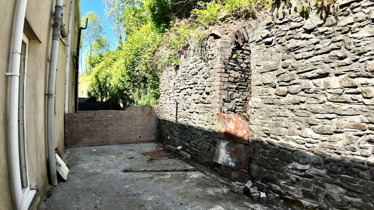 Queens Road, Elliots Town, NP24