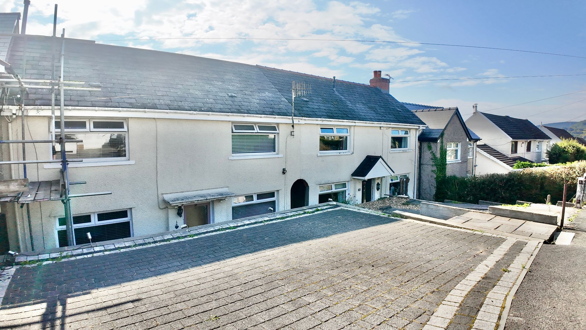 Treowen Road, Newbridge, NP11