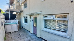 Treowen Road, Newbridge, NP11