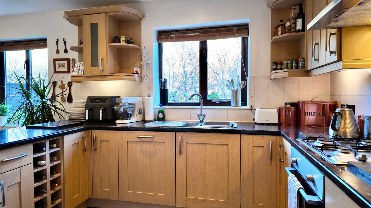 Bailey Street, Deri, CF81