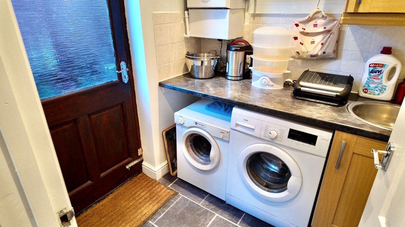 Bailey Street, Deri, CF81