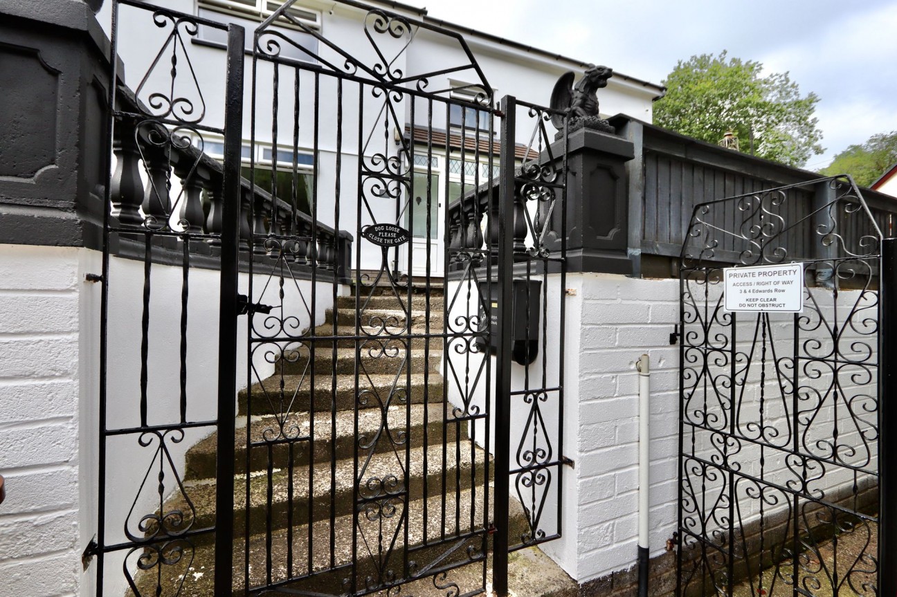 Edwards Row, Deri, CF81