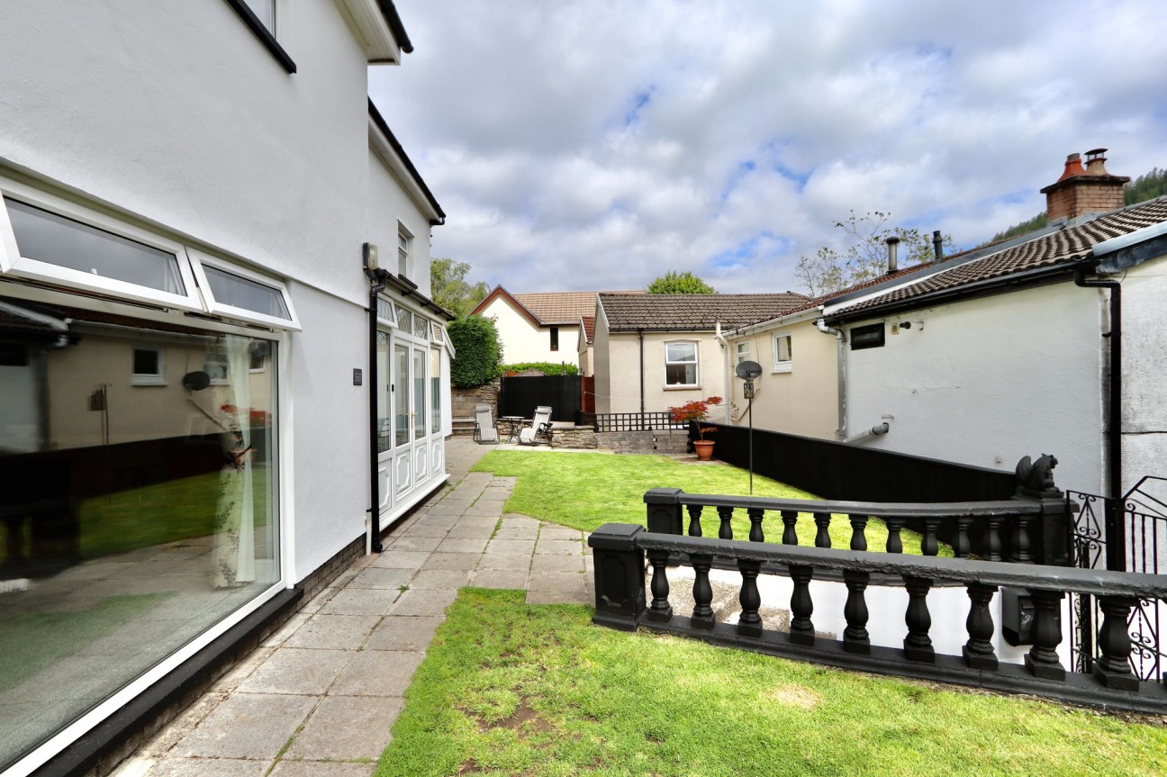 Edwards Row, Deri, CF81