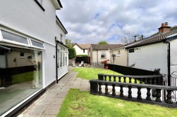 Edwards Row, Deri, CF81