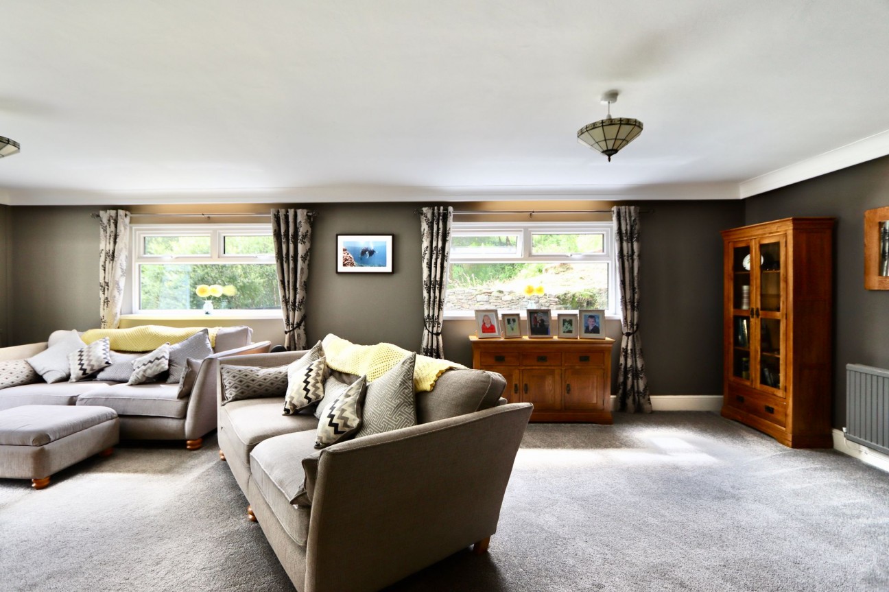 Edwards Row, Deri, CF81