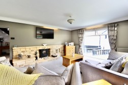 Edwards Row, Deri, CF81