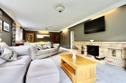 Edwards Row, Deri, CF81