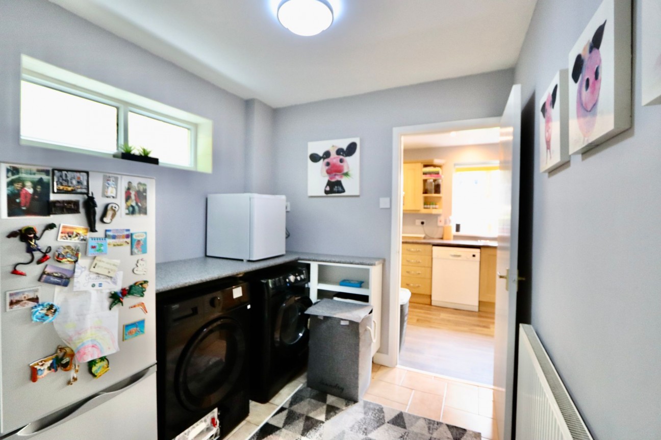 Edwards Row, Deri, CF81