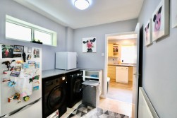 Edwards Row, Deri, CF81