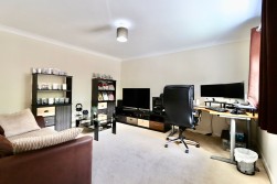 Edwards Row, Deri, CF81
