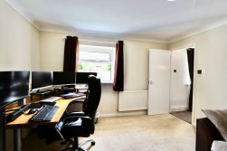 Edwards Row, Deri, CF81