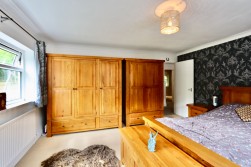 Edwards Row, Deri, CF81