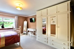 Edwards Row, Deri, CF81