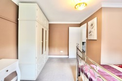 Edwards Row, Deri, CF81