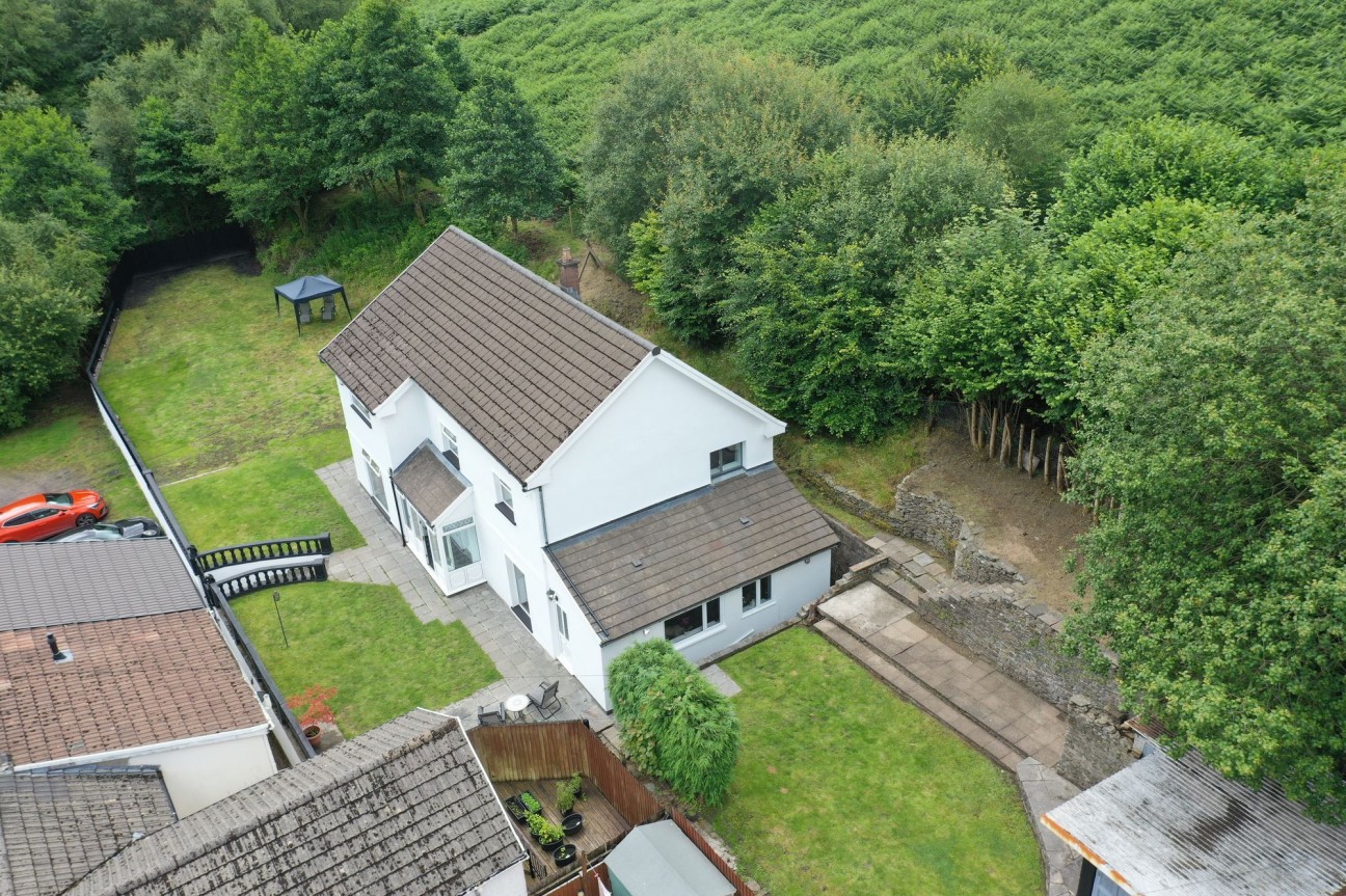 Edwards Row, Deri, CF81
