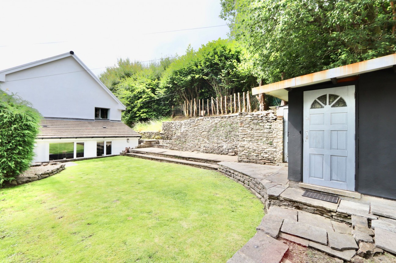 Edwards Row, Deri, CF81