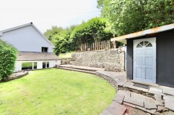 Edwards Row, Deri, CF81