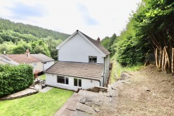 Edwards Row, Deri, CF81